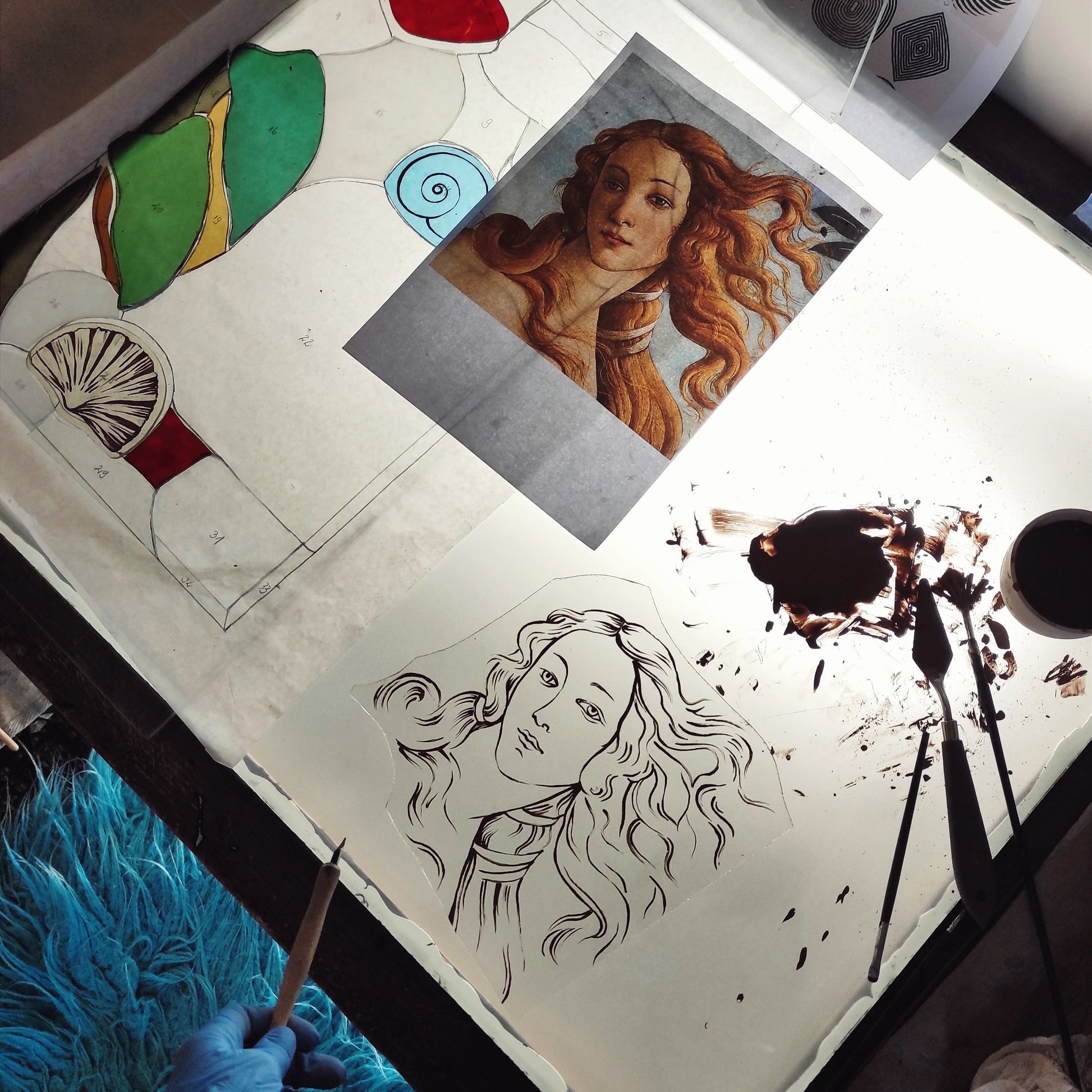 Tapybos ant stiklo studija