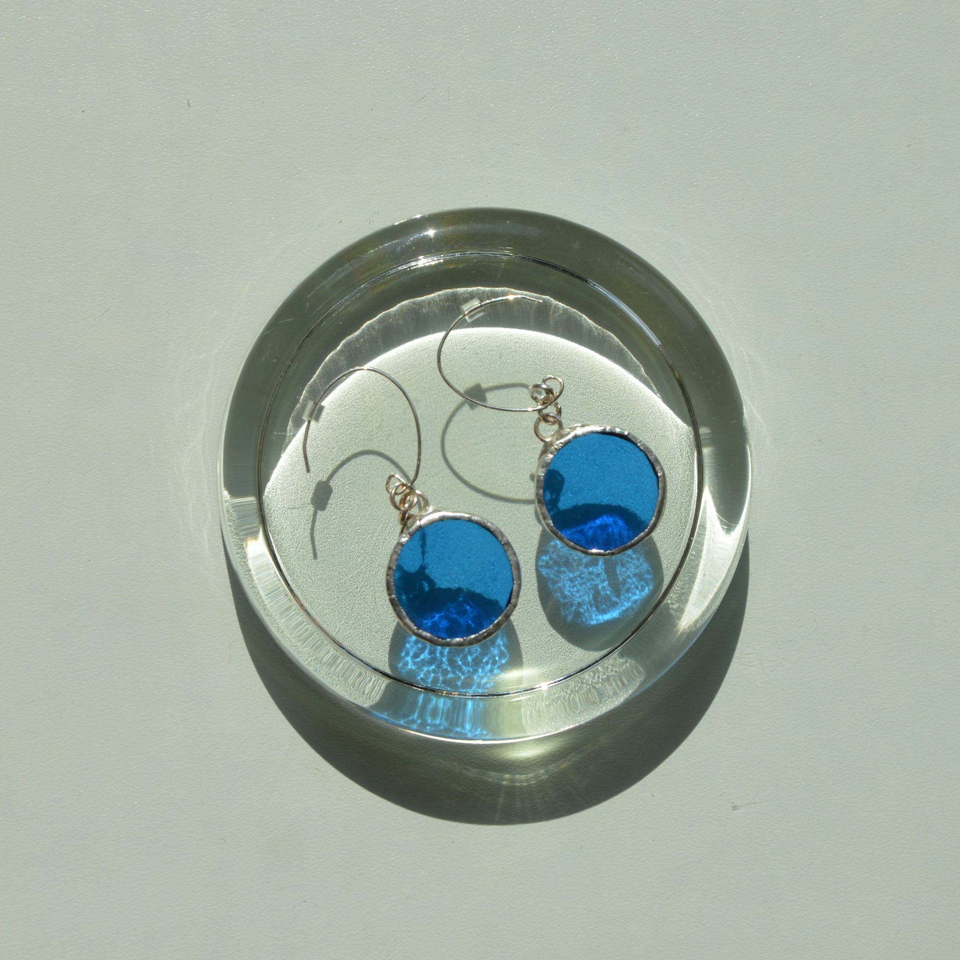 Mėlyno stiklo auskarai