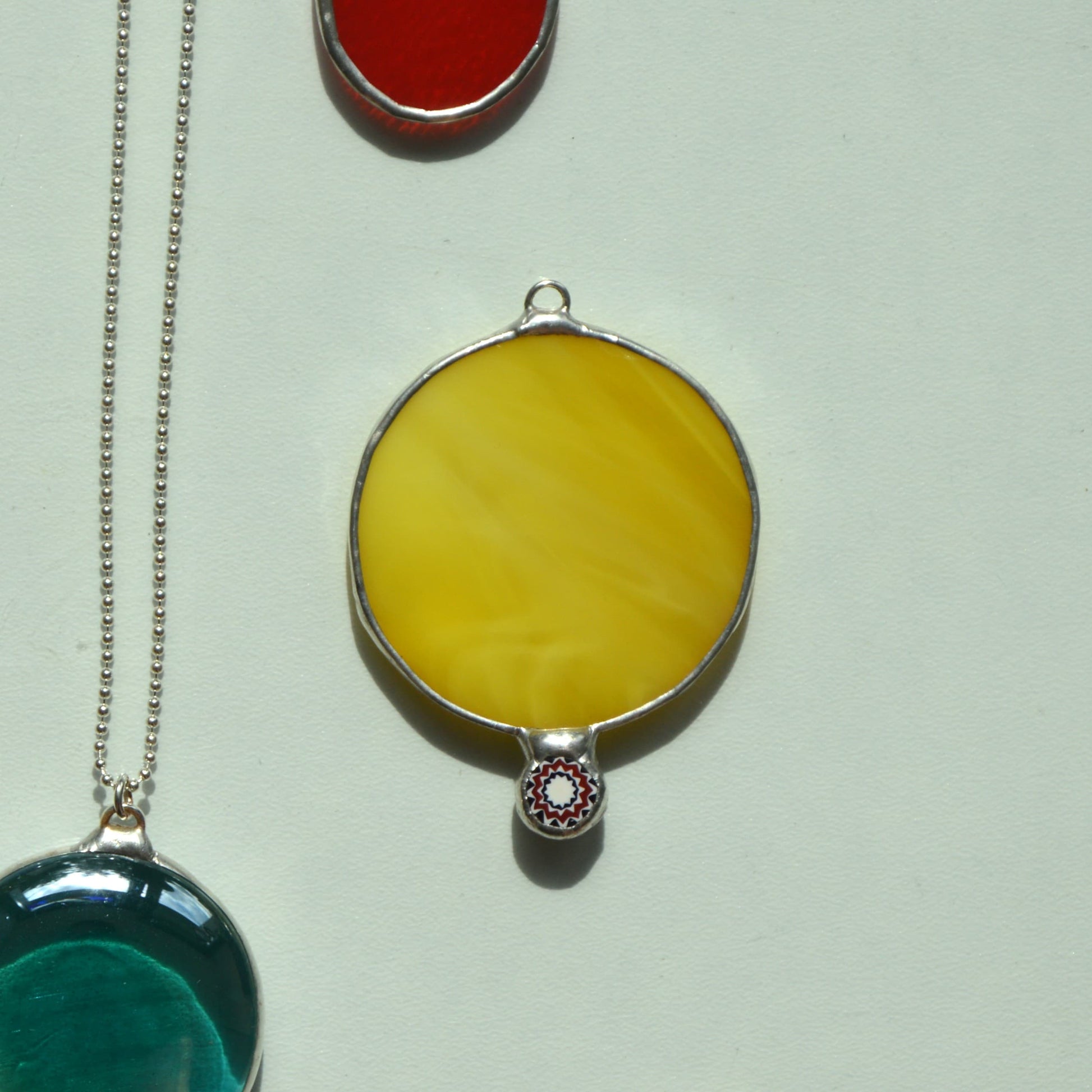 Spalvoto stiklo pakabukų serija