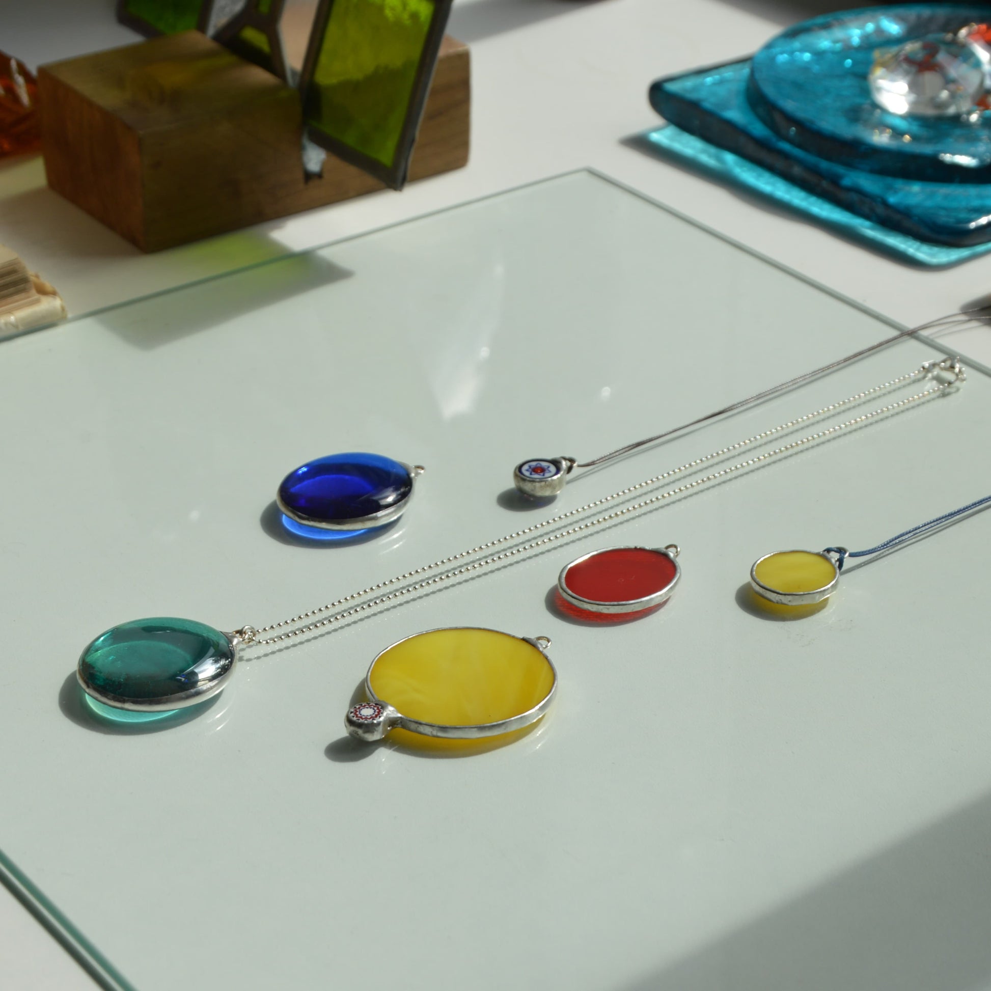 Spalvoto stiklo pakabukų serija