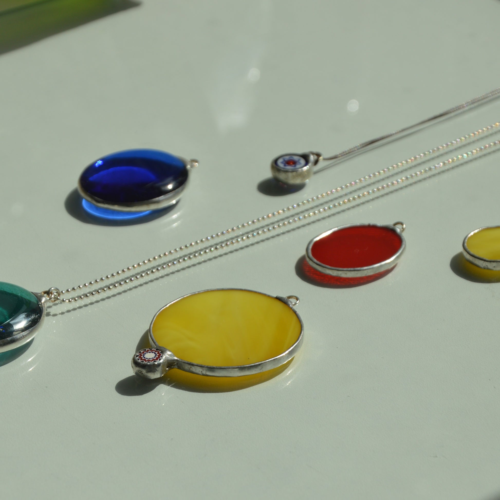 Spalvoto stiklo pakabukų serija