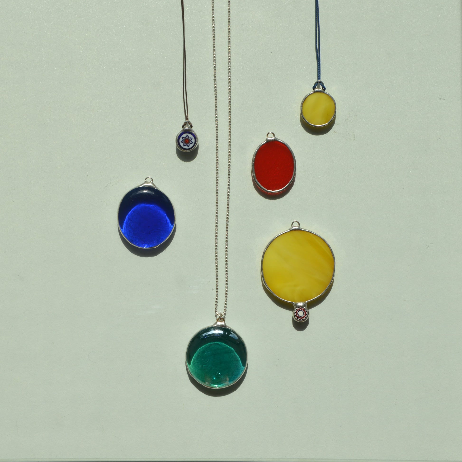 Spalvoto stiklo pakabukų serija