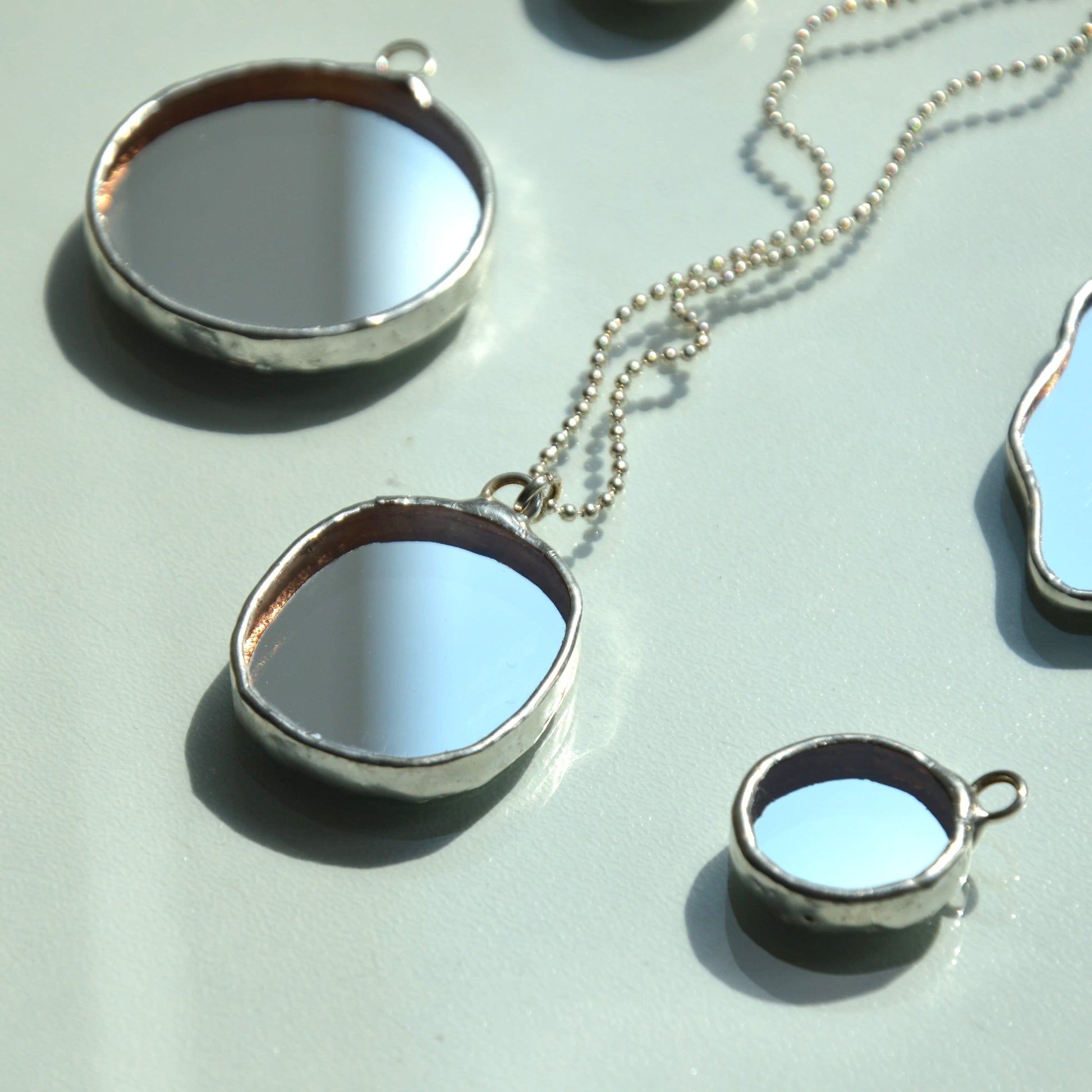 Veidrodinių pakabukų serija