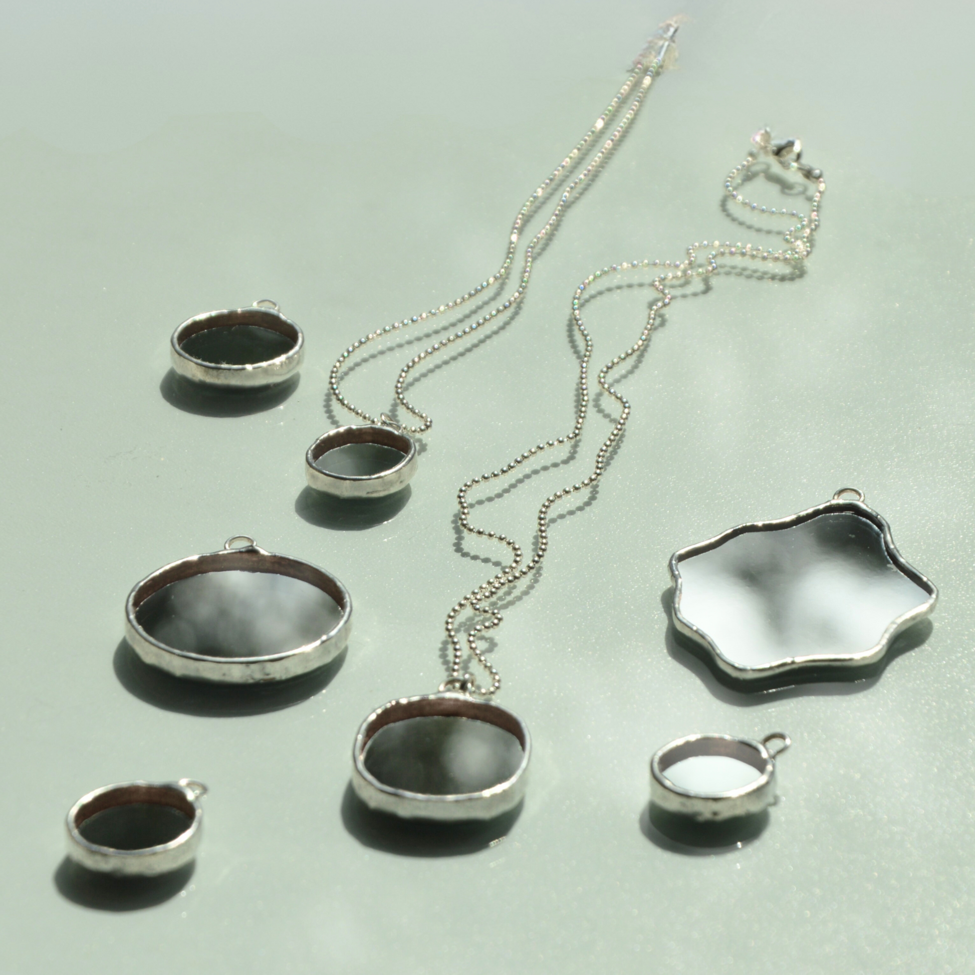 Veidrodinių pakabukų serija