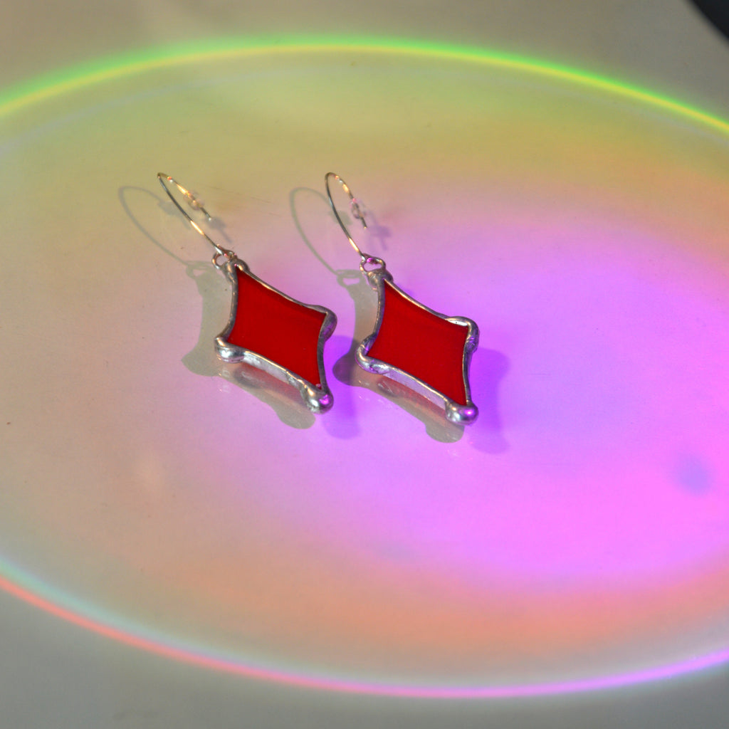 Raudono stiklo auskarai