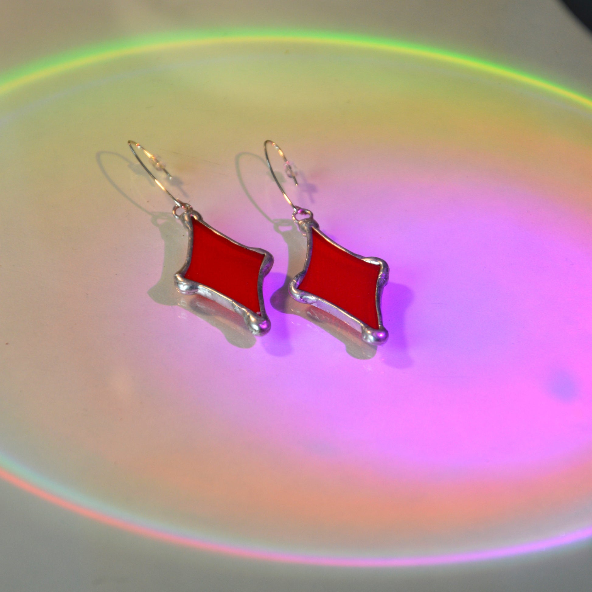 Raudono stiklo auskarai