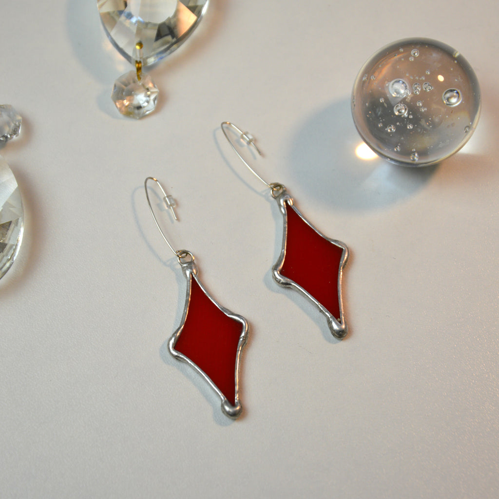 Raudono stiklo auskarai