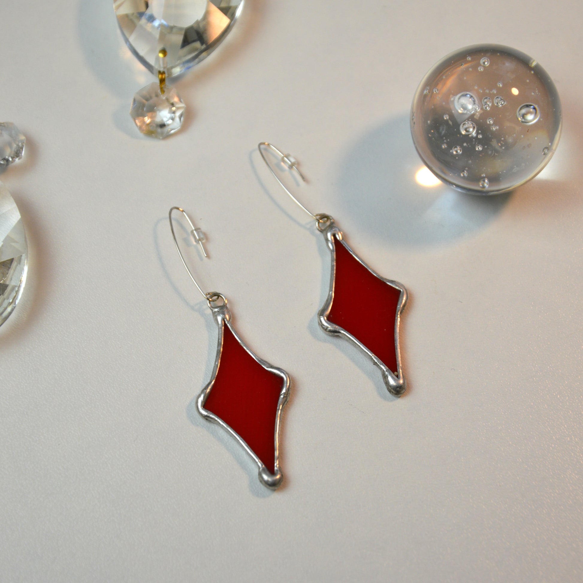 Raudono stiklo auskarai