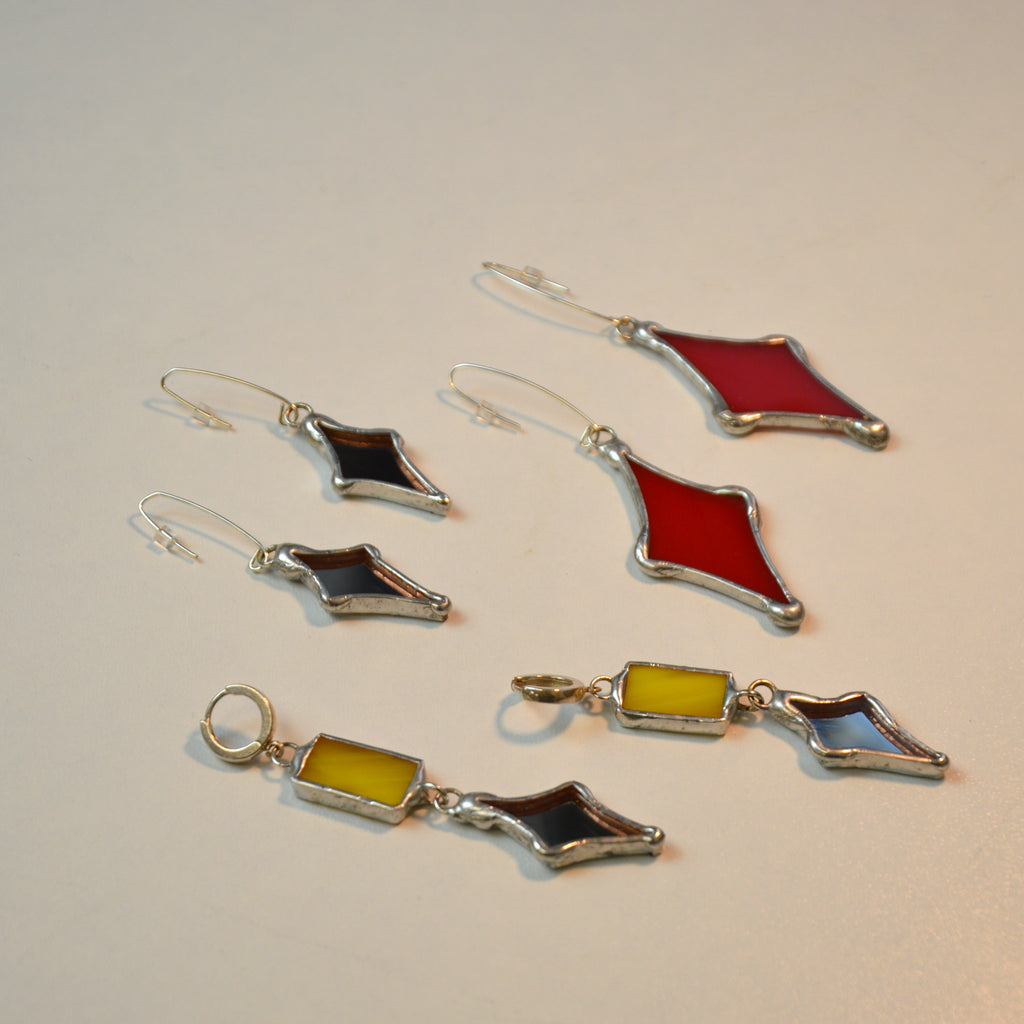 Raudono stiklo auskarai