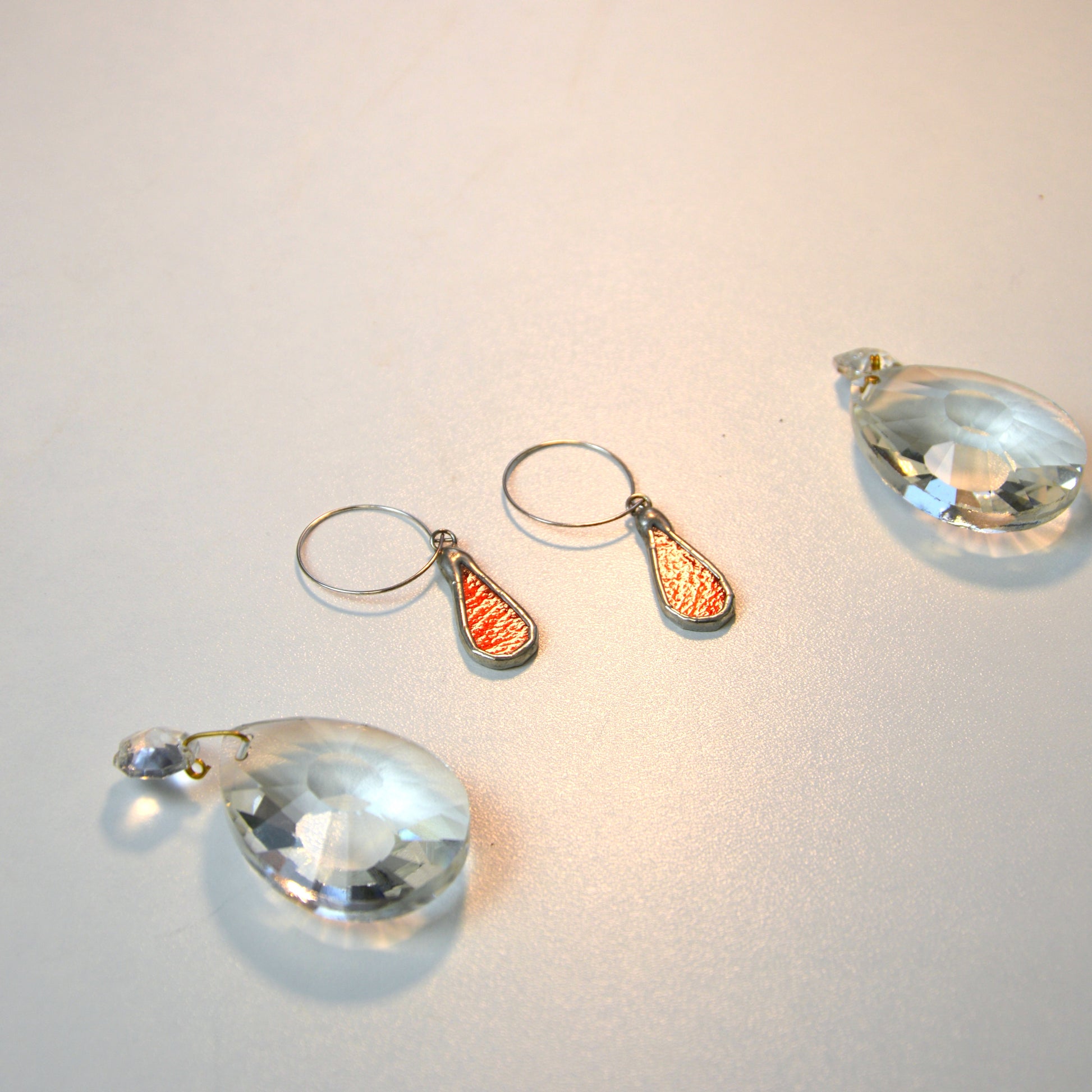 Stikliniai raudoni auskarai 'Lašas'