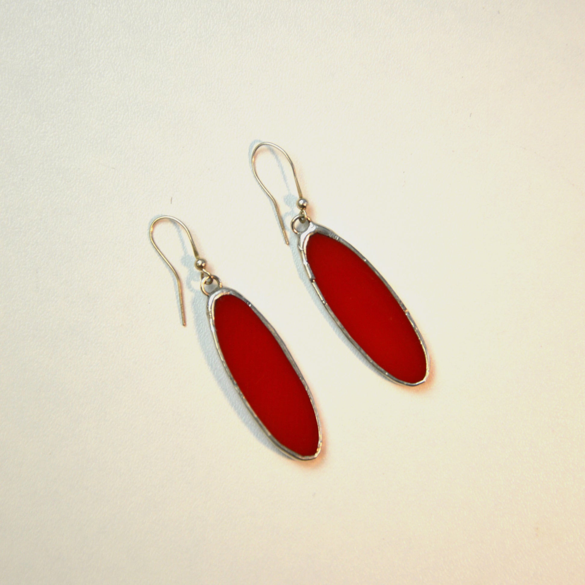 Raudono stiklo auskarai