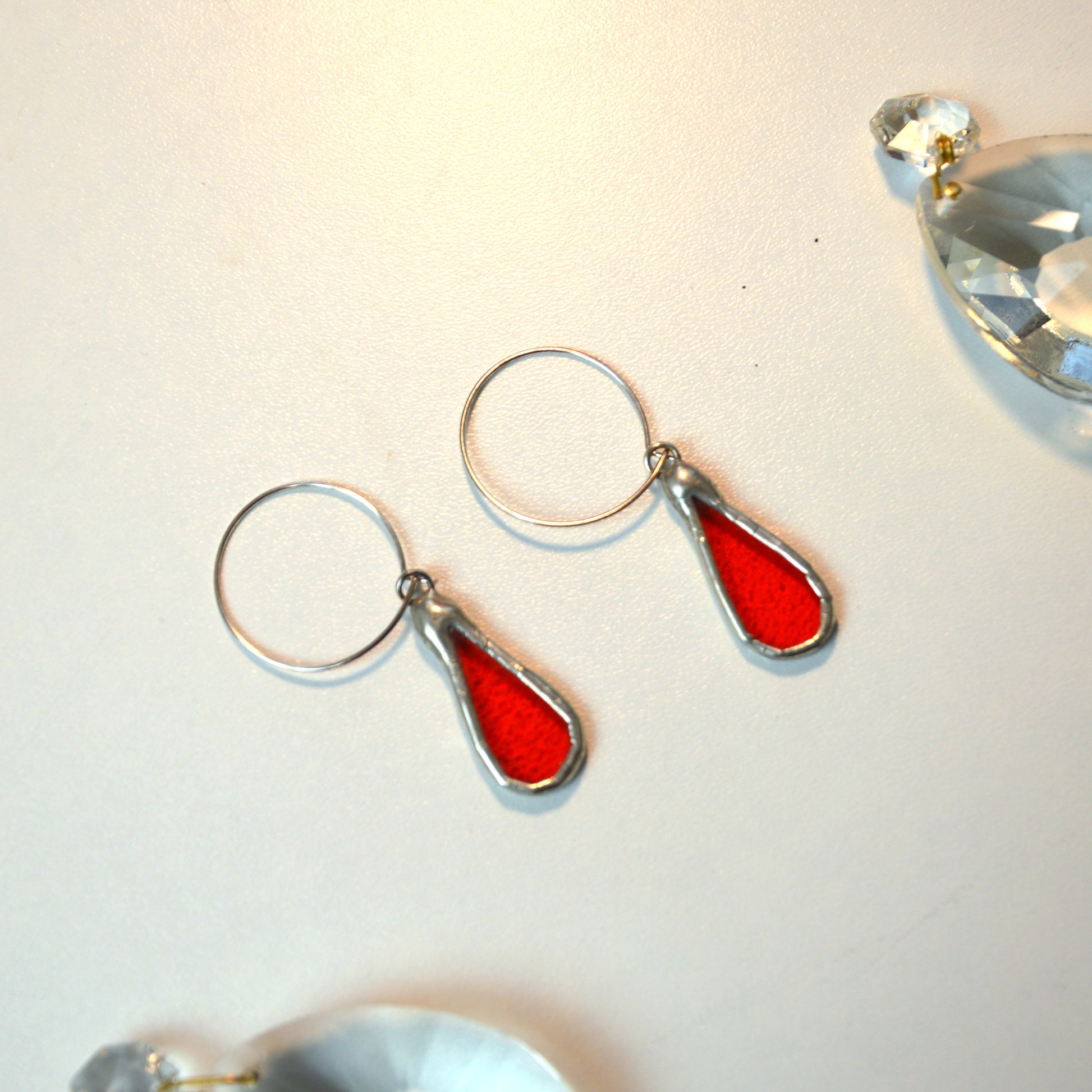 Stikliniai raudoni auskarai 'Lašas'