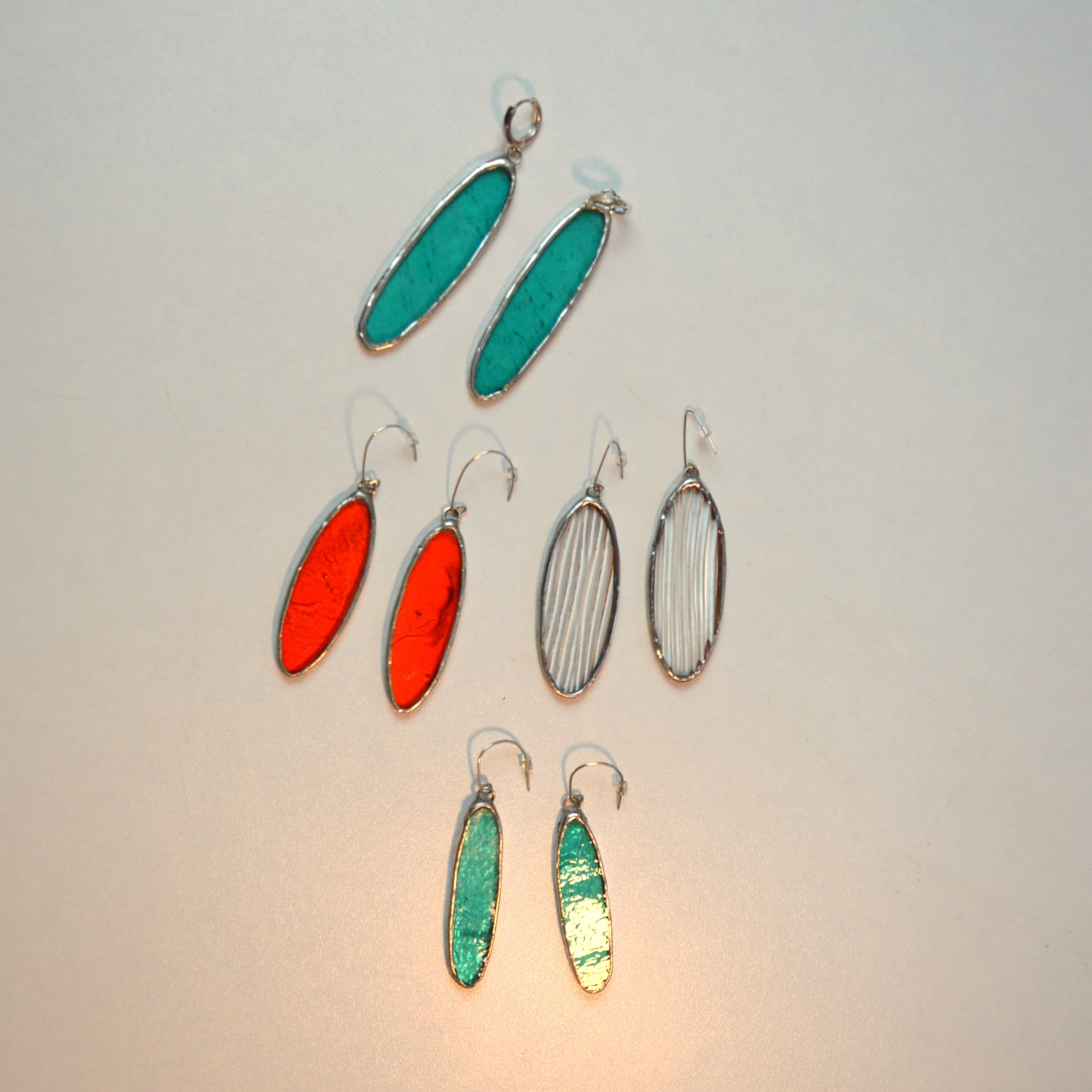 Spalvoto stiklo auskarai