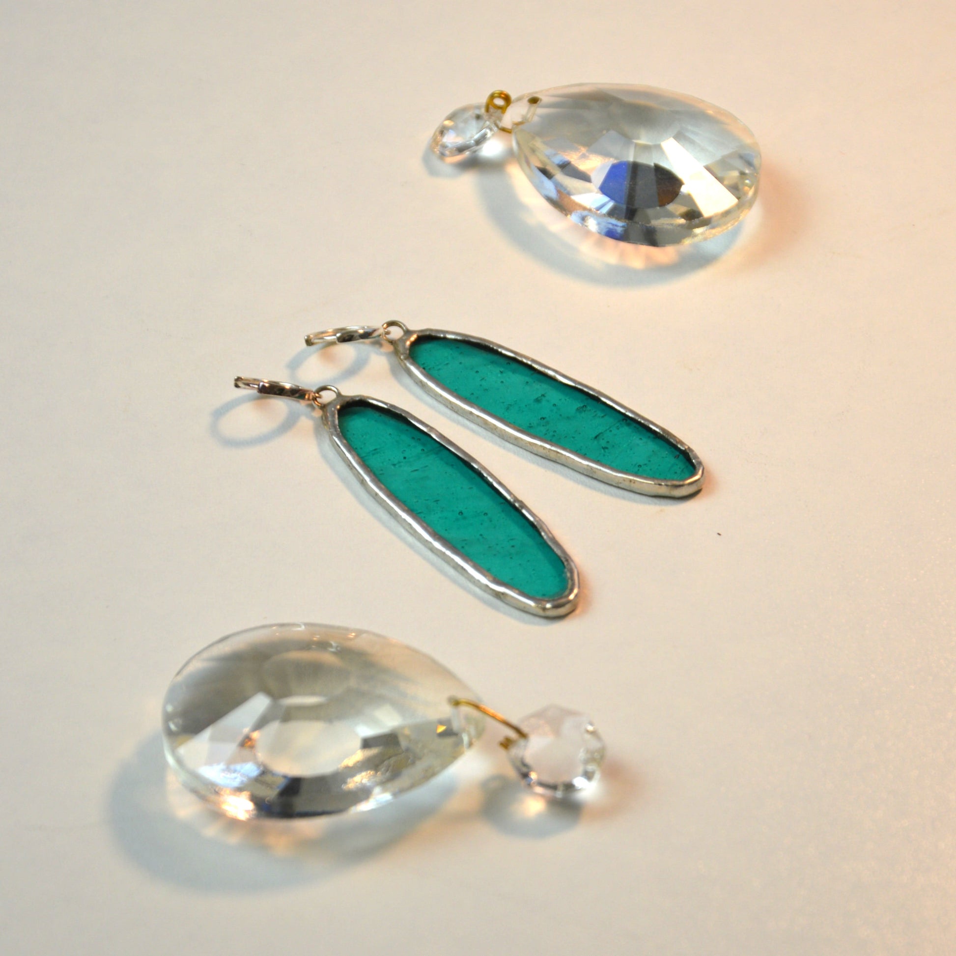 Spalvoto stiklo auskarai