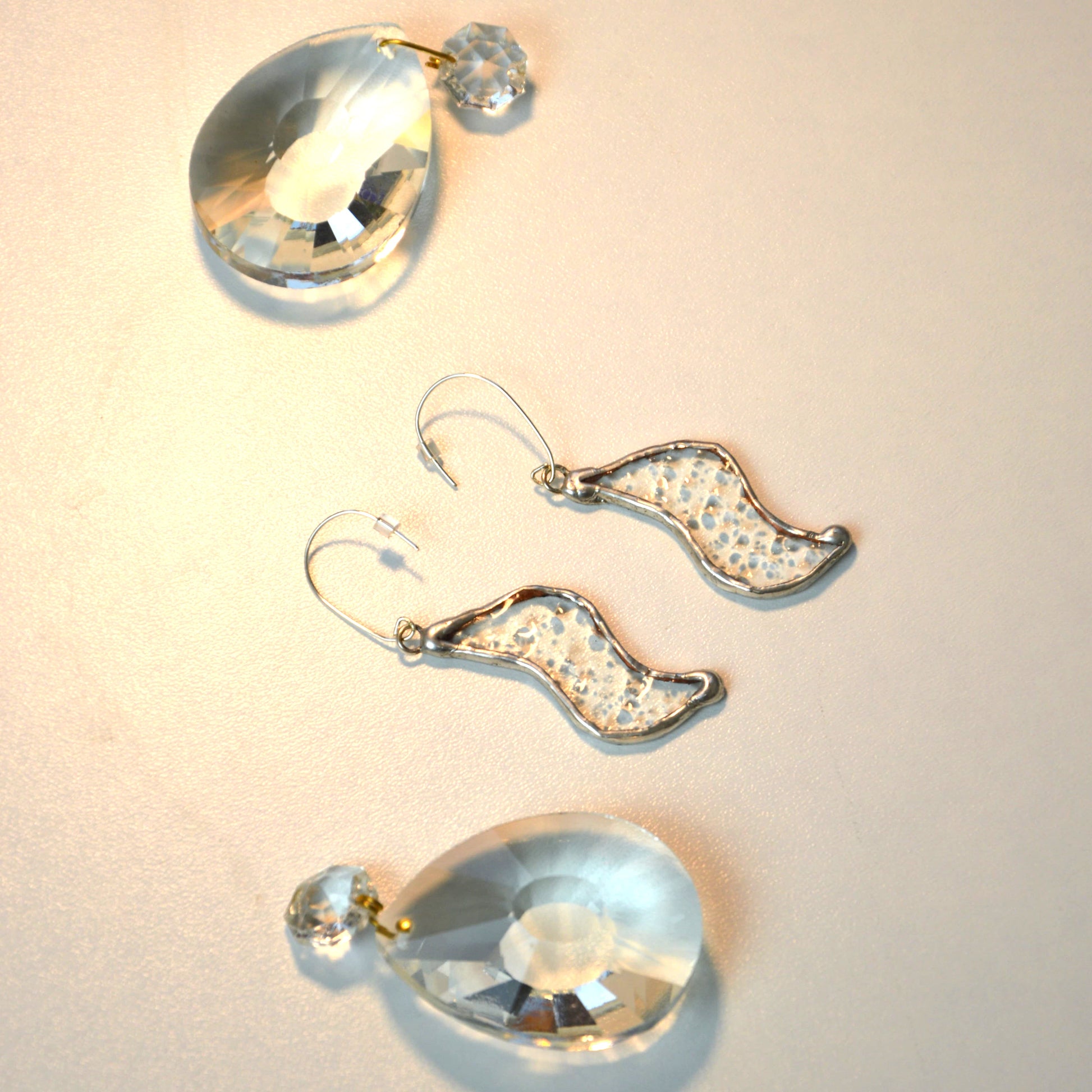 Skaidraus stiklo auskarai 'Bangelės'