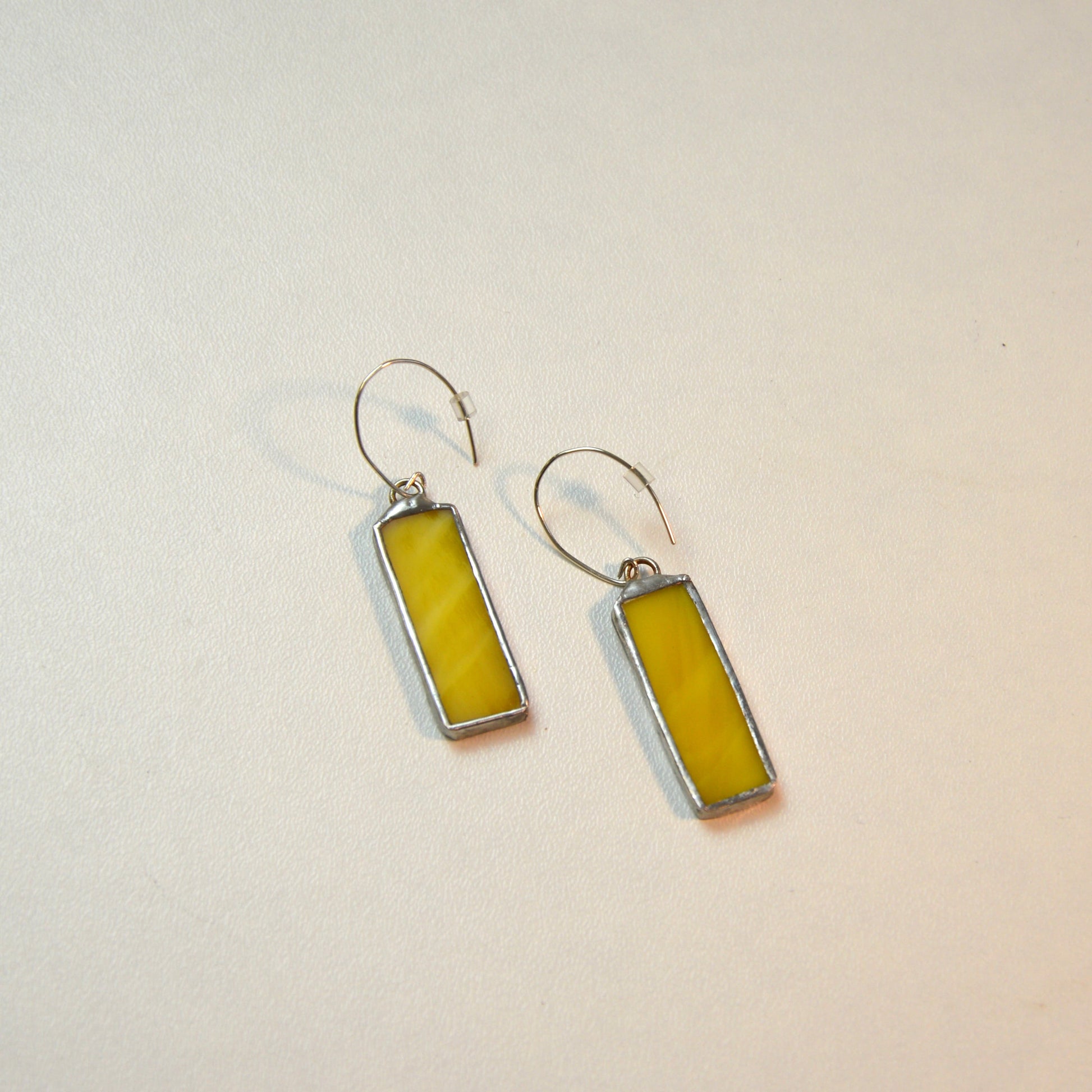 Geltono stiklo auskarai