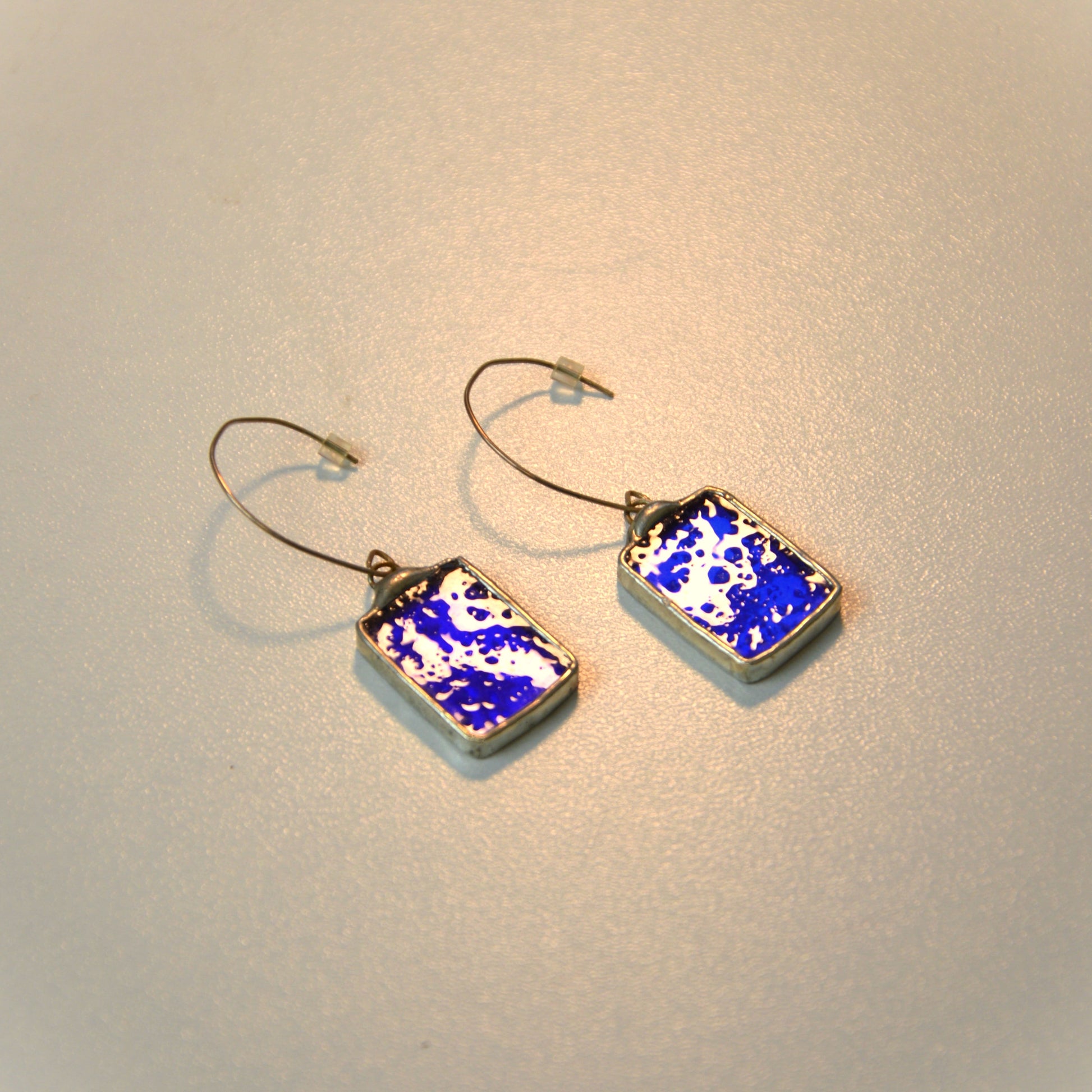 Mėlyno stiklo auskarai