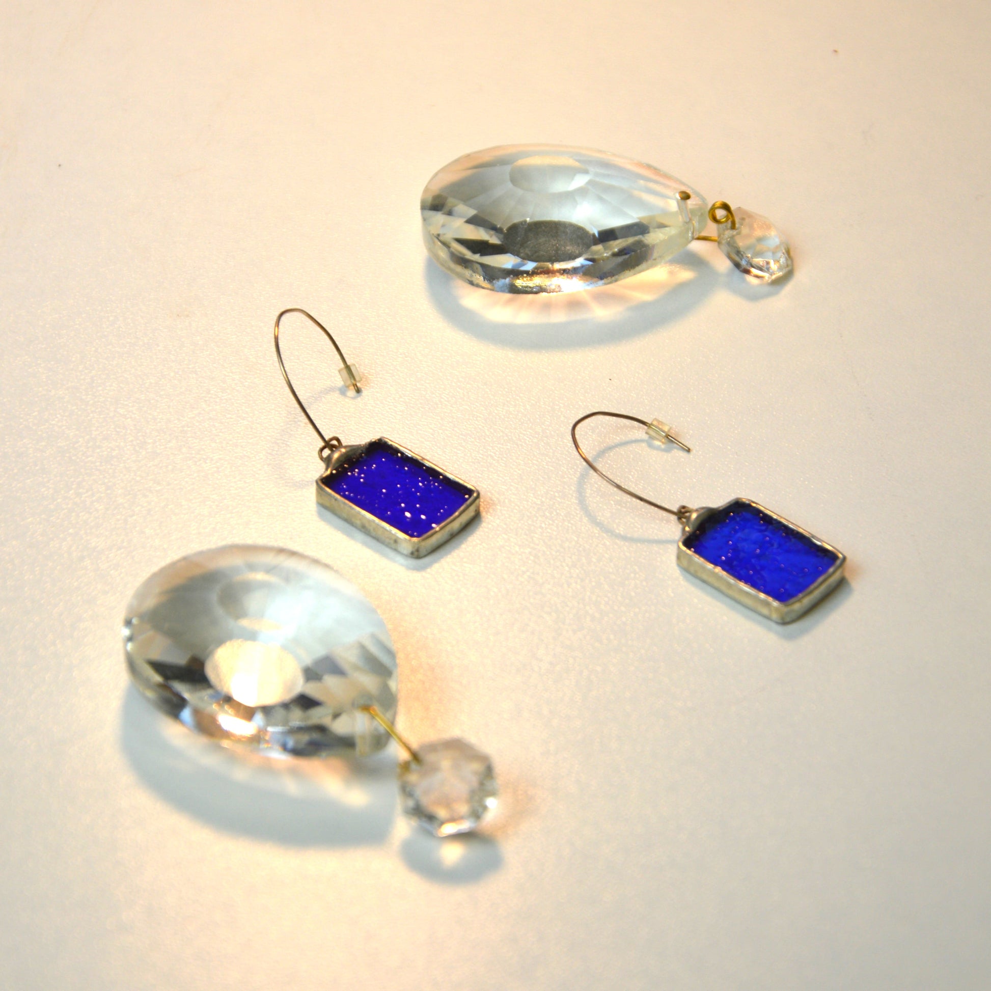 Mėlyno stiklo auskarai