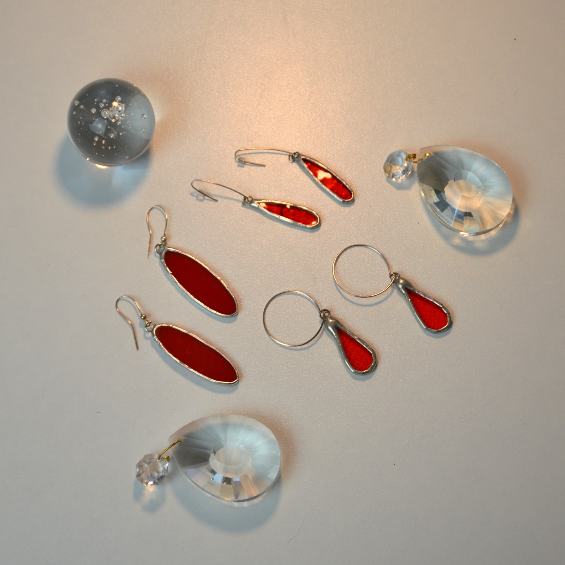 Raudono stiklo auskarai