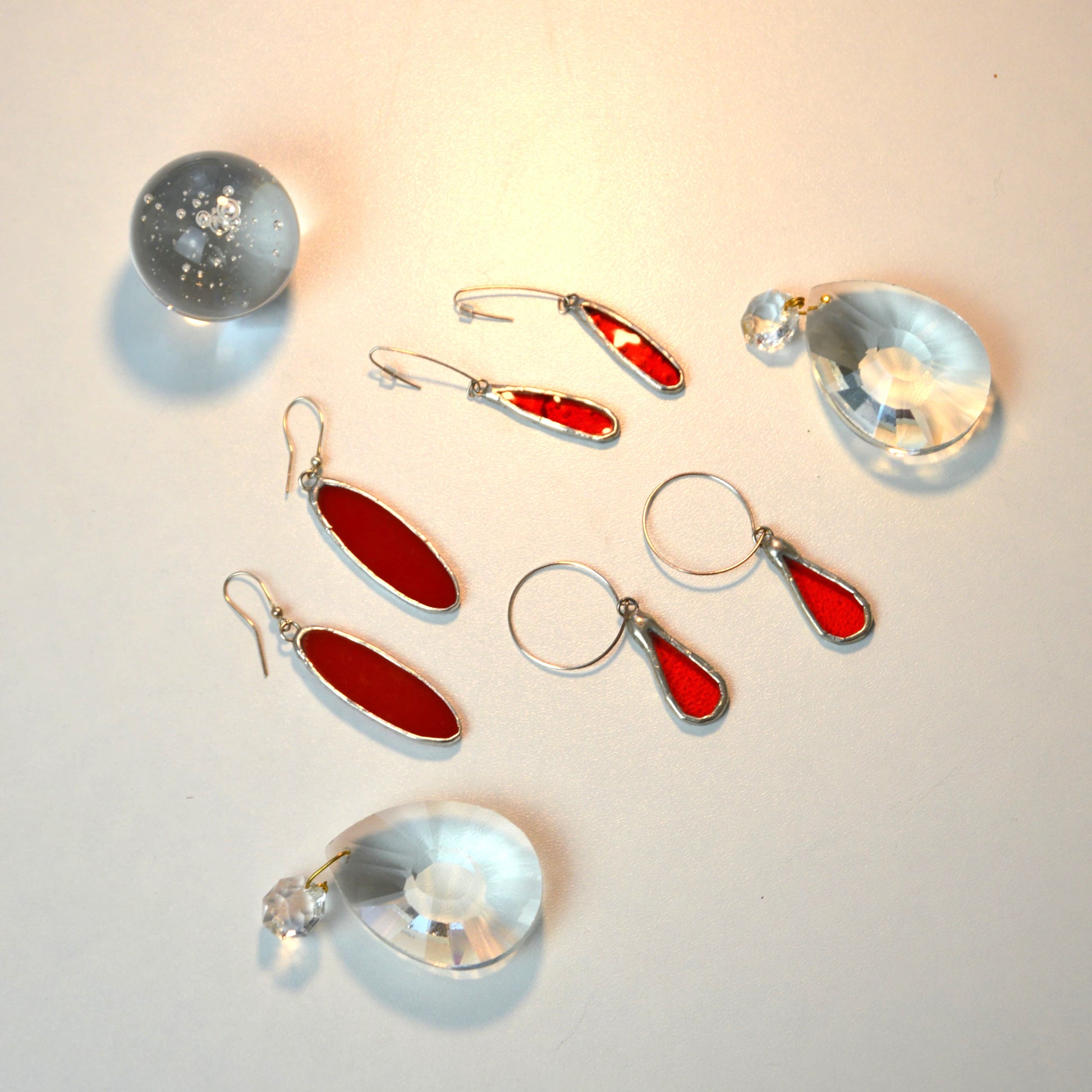 Stikliniai raudoni auskarai 'Lašas'