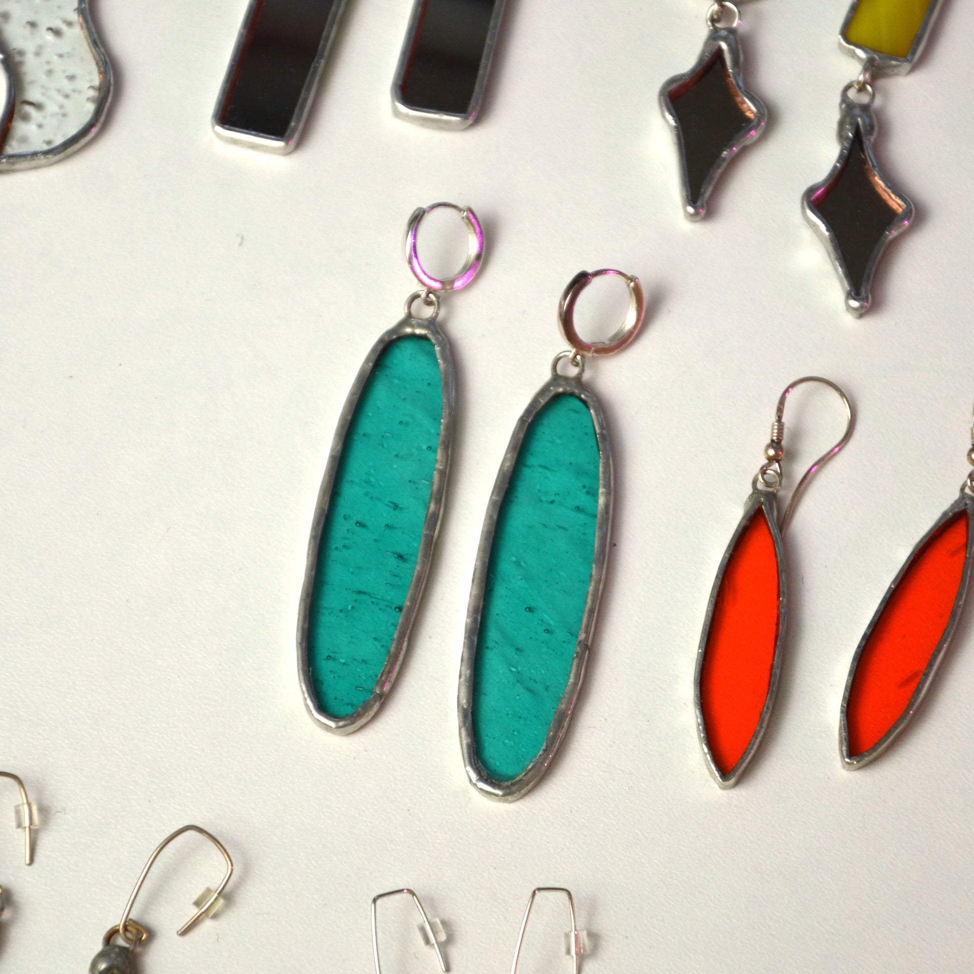 Spalvoto stiklo auskarai