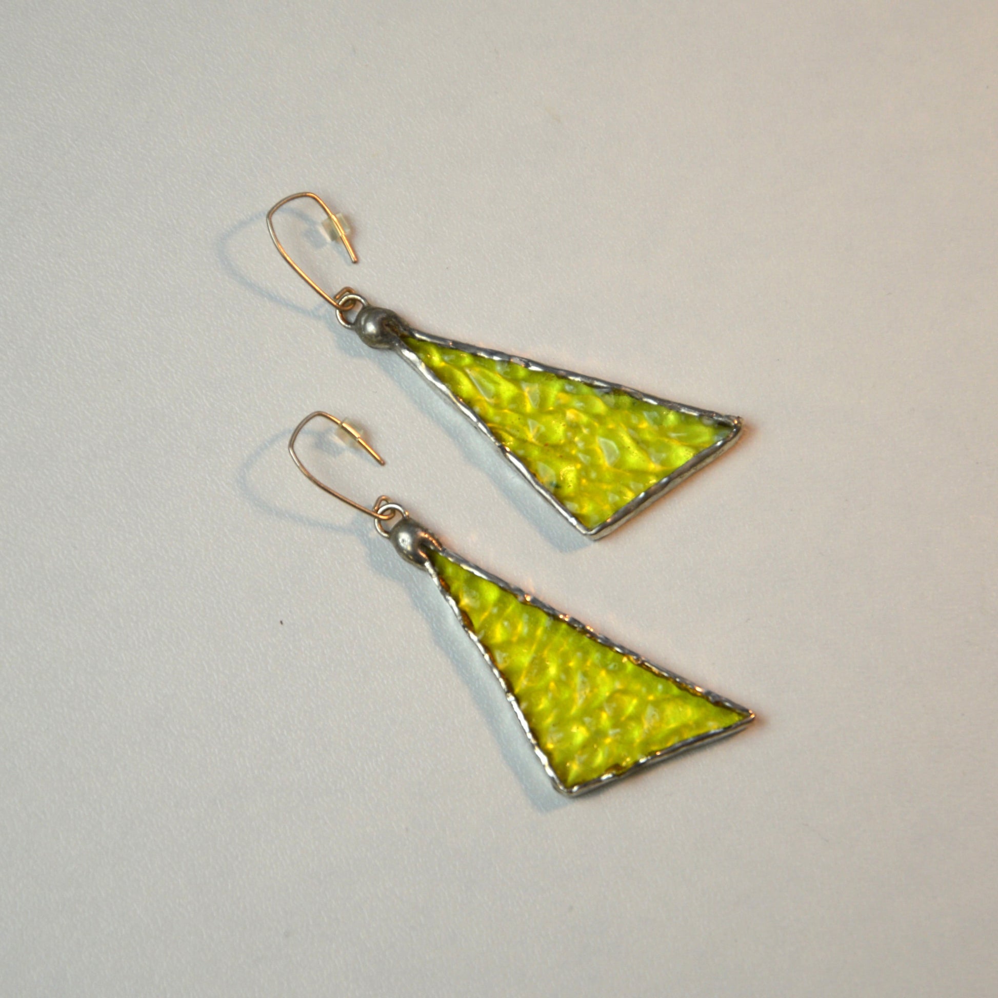 Geltono stiklo auskarai