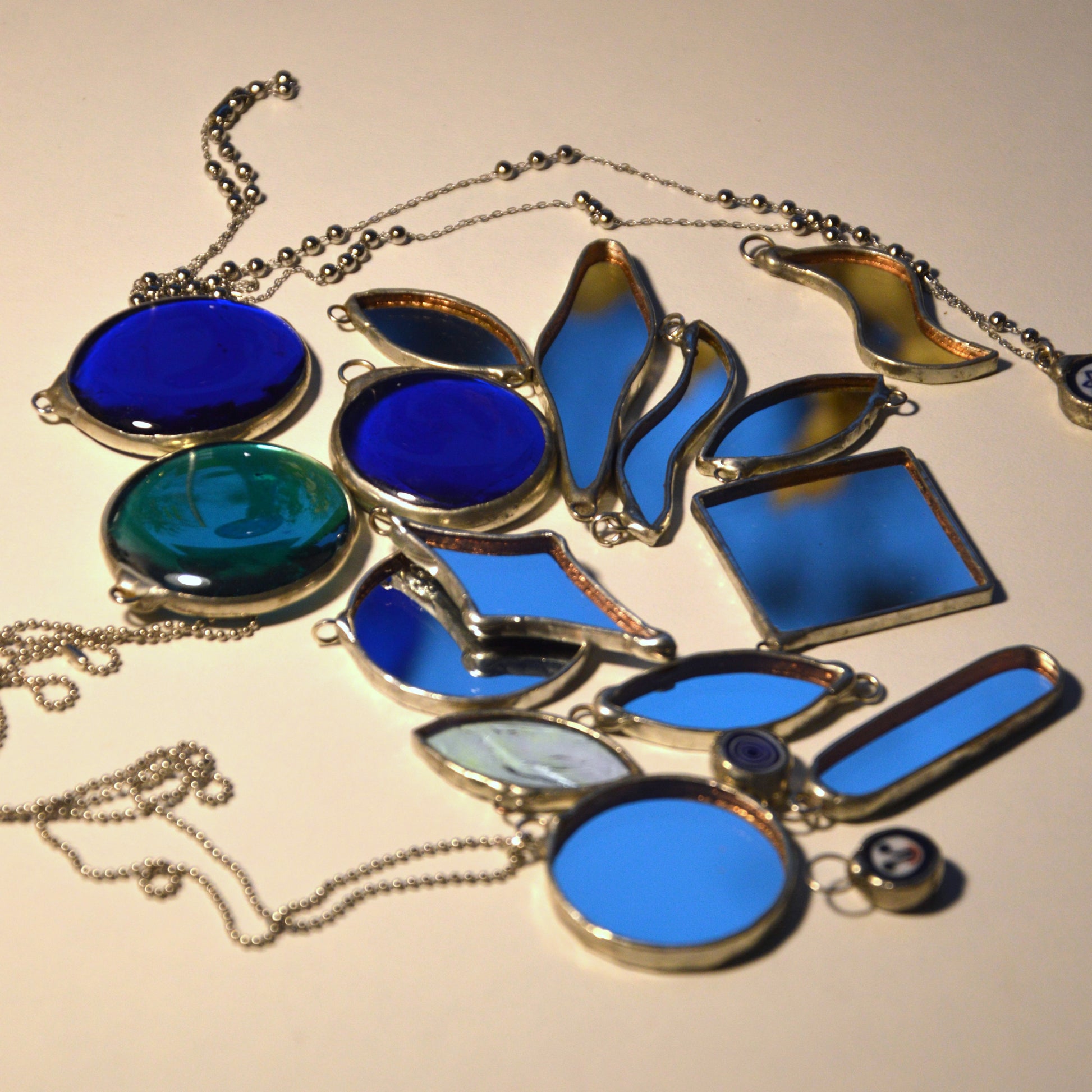 Veidrodinių pakabukų serija