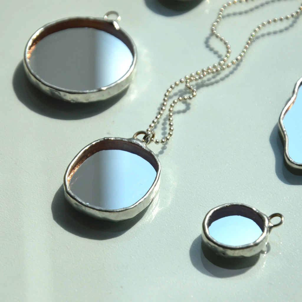 Veidrodinių pakabukų serija