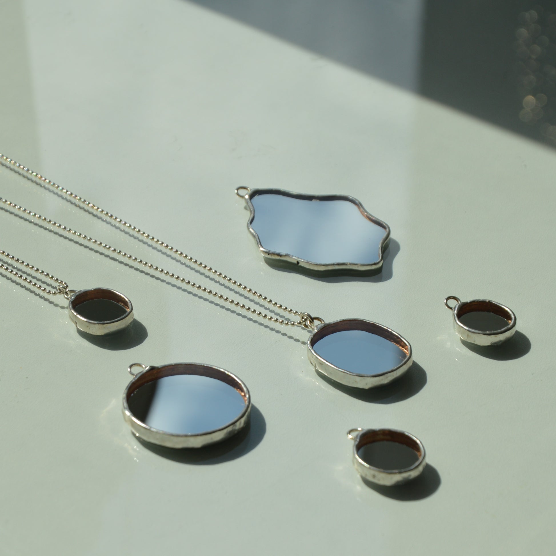 Veidrodinių pakabukų serija